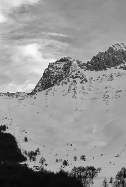 フィルム スキャンの雪 - 覆われてイタリア、アブルッツォ州、Appennines、プラティ ・ ディ ・ Tivo、グラン ・ サッソ山のビュー — ストック写真