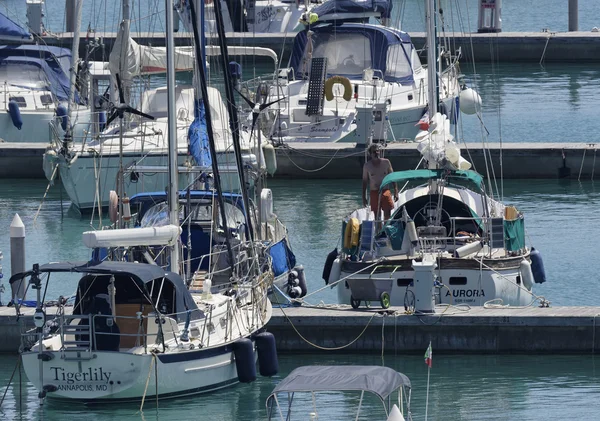 Italien, Sicilien, Medelhavet, Marina di Ragusa; 2 augusti 2016, segelbåtar lyxiga i hamnen - ledare — Stockfoto