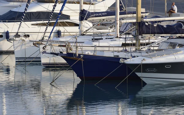 Itália, Sicília, Mar Mediterrâneo, Marina di Ragusa; 2 Agosto 2016, iates de luxo no porto - EDITORIAL — Fotografia de Stock
