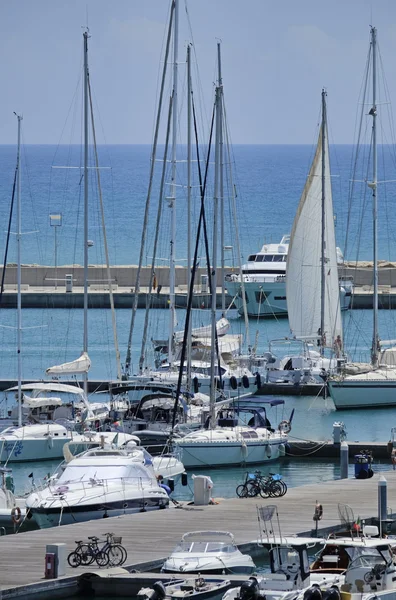 Italia, Sicilia, Mar Mediterráneo, Marina di Ragusa; 3 Agosto 2016, barcos y yates de lujo en el puerto - EDITORIAL —  Fotos de Stock