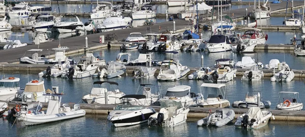 Itália, Sicília, Mar Mediterrâneo, Marina di Ragusa; 3 Agosto 2016, barcos e iates de luxo no porto - EDITORIAL — Fotografia de Stock