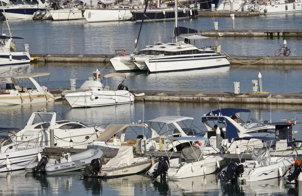 Itália, Sicília, Mar Mediterrâneo, Marina di Ragusa; 3 Agosto 2016, barcos e iates de luxo no porto - EDITORIAL — Fotografia de Stock