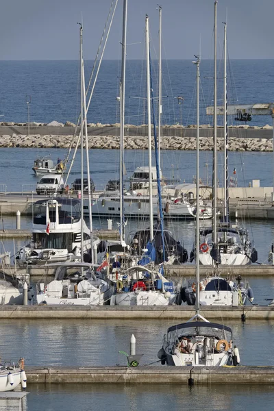 İtalya, Sicilya, Akdeniz, Marina di Ragusa; 3 Ağustos 2016, Lüks Yatlar port - Editörden — Stok fotoğraf