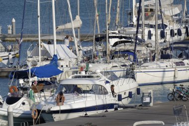 İtalya, Sicilya, Akdeniz, Marina di Ragusa; 5 Ağustos 2016, Lüks Yatlar port - Editörden