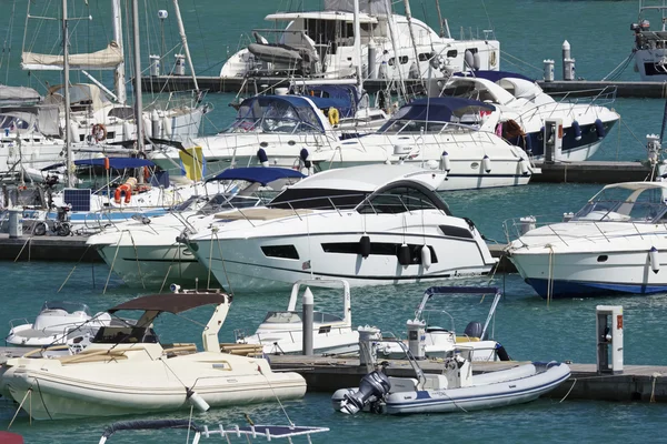 Italia, Sicilia, Mar Mediterráneo, Marina di Ragusa; 6 Agosto 2016, barcos y yates de lujo en el puerto - EDITORIAL —  Fotos de Stock