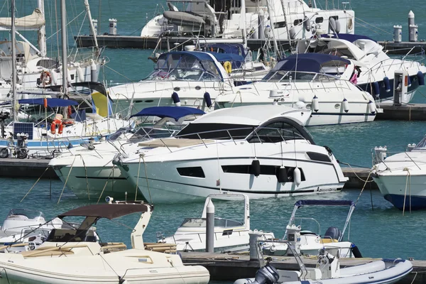 Itália, Sicília, Mar Mediterrâneo, Marina di Ragusa; 6 Agosto 2016, barcos e iates de luxo no porto - EDITORIAL — Fotografia de Stock
