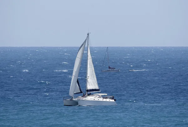 Italien, Sicilien, Medelhavet, segelbåtar cruising i Sicilien-kanal — Stockfoto