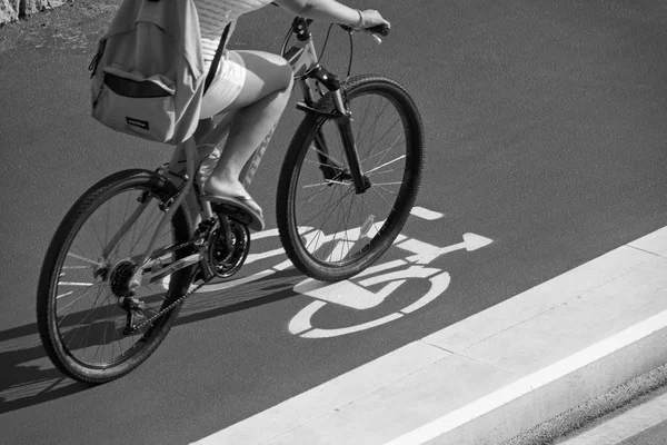 Italien; 3. August 2016, Radfahrer auf Radweg mit Fahrradschild - Leitartikel — Stockfoto