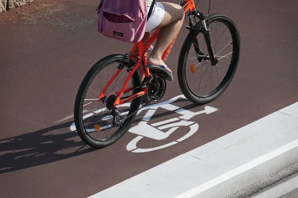 Italien; 3. August 2016, Radfahrer auf Radweg mit Fahrradschild - Leitartikel — Stockfoto