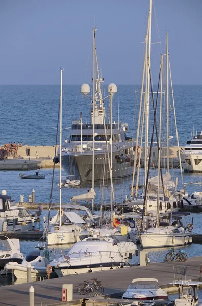 Olaszország, Szicília, Földközi-tenger, Marina di Ragusa; 2016. augusztus 7., csónakok and luxus jachtok, a port - szerkesztőség — Stock Fotó