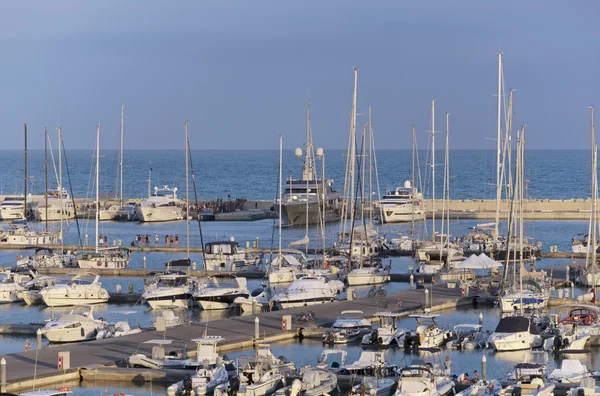 Italia, Sicilia, Mar Mediterraneo, Marina di Ragusa; 7 agosto 2016, barche e yacht di lusso in porto - EDITORIALE — Foto Stock