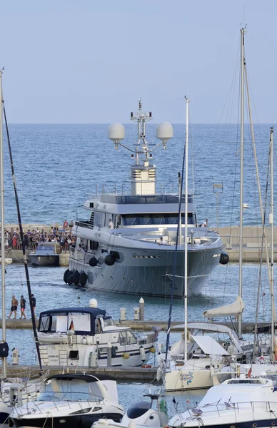 Italien, Sicilien, Medelhavet, Marina di Ragusa; 7 augusti 2016, segelbåtar båtar och lyxiga i hamnen - ledare — Stockfoto