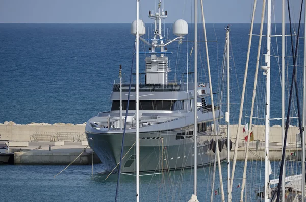 Italien, Sizilien, Mittelmeer, Marina di ragusa; 8. August 2016, große Luxusjacht im Hafen - Leitartikel — Stockfoto