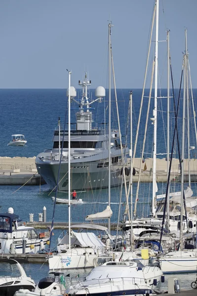 Italien, Sizilien, Mittelmeer, Marina di Ragusa; 8. August 2016, Boote und Luxusyachten im Hafen - Leitartikel — Stockfoto