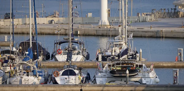 Italia, Sicilia, Mar Mediterráneo, Marina di Ragusa; 8 Agosto 2016, yates de lujo en el puerto - EDITORIAL — Foto de Stock