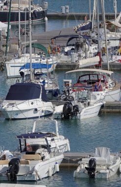 İtalya, Sicilya, Akdeniz, Marina di Ragusa; 9 Ağustos 2016, Lüks Yatlar port - Editörden