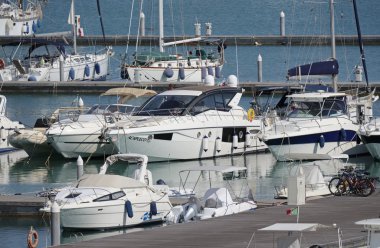 İtalya, Sicilya, Akdeniz, Marina di Ragusa; 9 Ağustos 2016, Lüks Yatlar port - Editörden