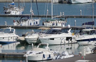 İtalya, Sicilya, Akdeniz, Marina di Ragusa; 9 Ağustos 2016, Lüks Yatlar port - Editörden