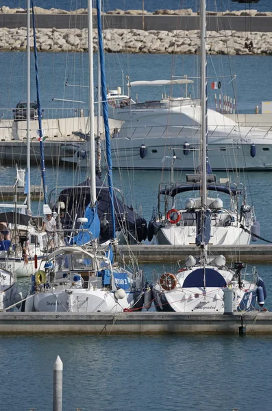 Itália, Sicília, Mar Mediterrâneo, Marina di Ragusa; 9 Agosto 2016, iates de luxo no porto - EDITORIAL — Fotografia de Stock