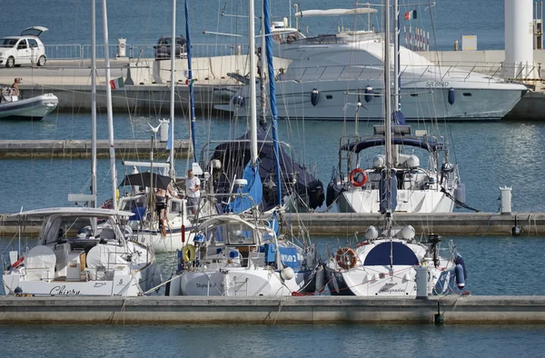 Italien, Sicilien, Medelhavet, Marina di Ragusa; 9 augusti 2016 segelbåtar lyxiga i hamnen - ledare — Stockfoto