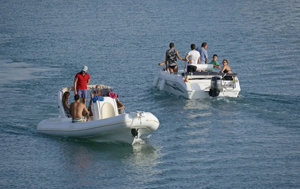 Itálie, Sicílie, Středozemního moře; 9. srpna 2016, lidé na dovolené na plachetnici v přístavu - Editorial — Stock fotografie