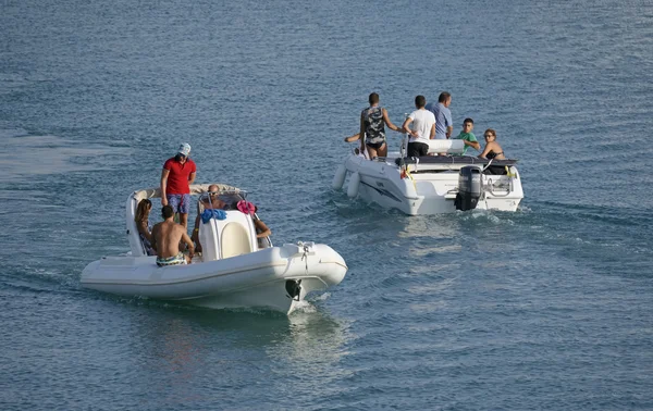 Italien, Sizilien, Mittelmeer; 9. August 2016, Menschen entspannen sich auf einem Segelboot im Hafen - Leitartikel — Stockfoto