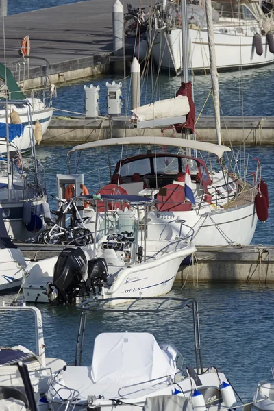 イタリア、シチリア島、地中海、マリーナ ディ ラグーザ。2016 年 8 月 10 日、ボート、高級ヨットのポート - 社説 — ストック写真