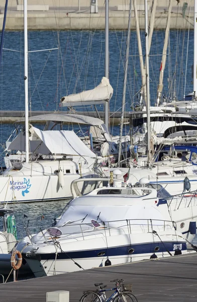 Италия, Сицилия, Средиземное море, Marina di Ragusa; 10 августа 2016, роскошные яхты в порту - EDITORIAL — стоковое фото