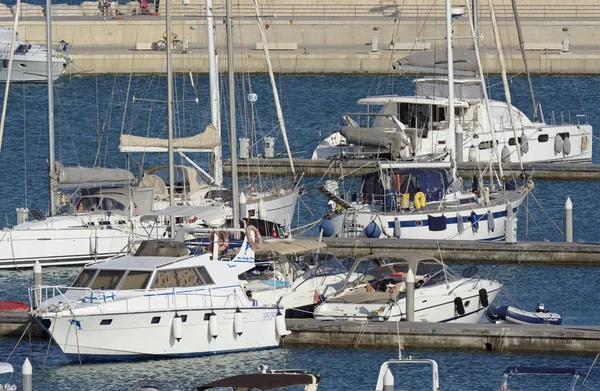 Itália, Sicília, Mar Mediterrâneo, Marina di Ragusa; 10 Agosto 2016, barcos e iates de luxo no porto - EDITORIAL — Fotografia de Stock