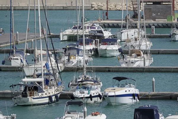 Itália, Sicília, Mar Mediterrâneo, Marina di Ragusa; 11 Agosto 2016, barcos e iates de luxo no porto - EDITORIAL — Fotografia de Stock
