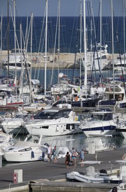 İtalya, Sicilya, Akdeniz, Marina di Ragusa; 13 Ağustos 2016, tekneler ve Lüks Yatlar port - Editörden