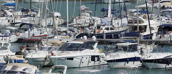 イタリア、シチリア島、地中海、マリーナ ディ ラグーザ。2016 年 8 月 13 日、ボート、高級ヨットのポート - 社説 — ストック写真