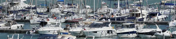 Италия, Сицилия, Средиземное море, Marina di Ragusa; 13 августа 2016, лодки и роскошные яхты в порту - РЕДАКЦИЯ — стоковое фото