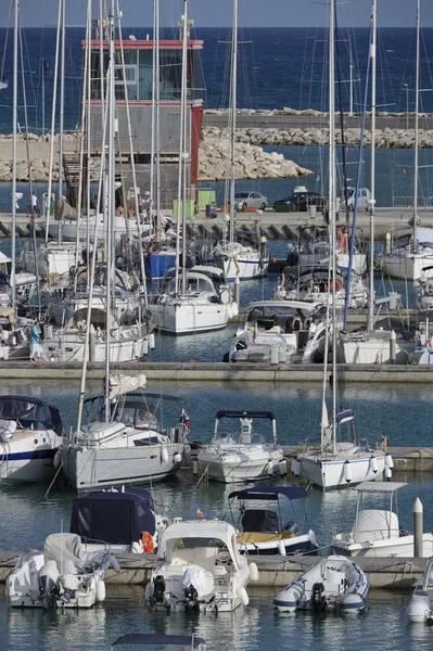 Italia, Sicilia, Mar Mediterraneo, Marina di Ragusa; 13 agosto 2016, barche e yacht di lusso in porto - EDITORIALE — Foto Stock