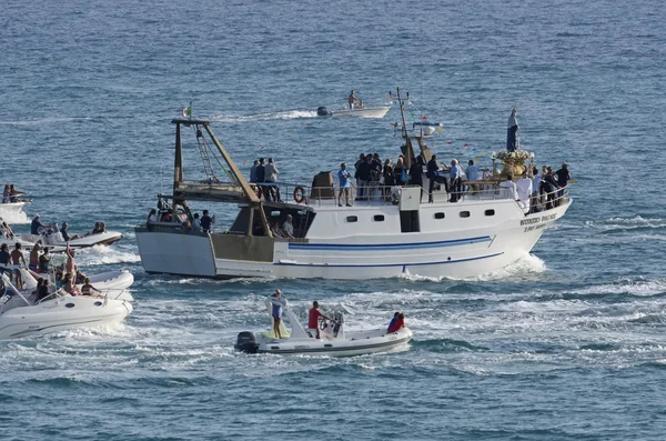 Italy, Sicily, Marina di Ragusa: 15/8/2016 - the Madonna Statue is carried for procession on a fishing boat - EDITORIAL — Stock Photo, Image