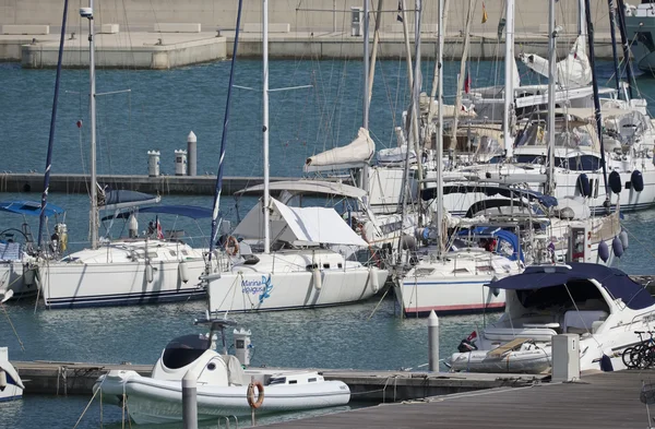 Italia, Sicilia, Mar Mediterráneo, Marina di Ragusa; 18 Agosto 2016, barcos y yates de lujo en el puerto - EDITORIAL —  Fotos de Stock