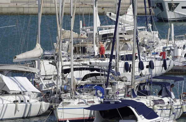 Italia, Sicilia, Mar Mediterráneo, Marina di Ragusa; 18 Agosto 2016, yates de lujo en el puerto - EDITORIAL — Foto de Stock