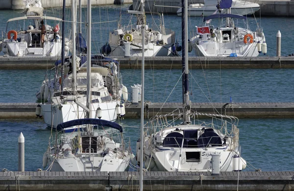 Itália, Sicília, Mar Mediterrâneo, Marina di Ragusa; 18 Agosto 2016, iates de luxo no porto - EDITORIAL — Fotografia de Stock