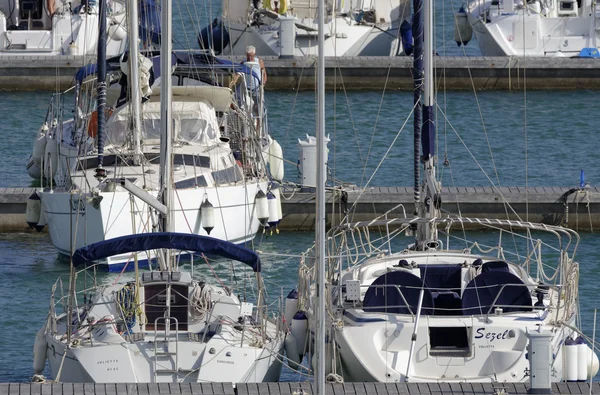 Itálie, Sicílie, Středozemní moře, Marina di Ragusa; 18. srpna 2016, luxusní jachty v přístavu - Editorial — Stock fotografie