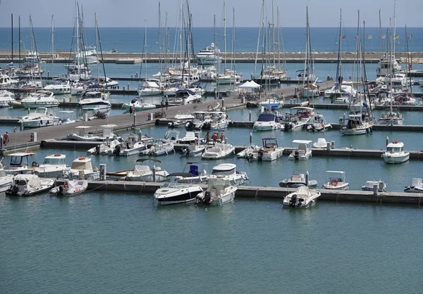 意大利的西西里岛，地中海，玛丽娜迪拉古;2016 年 8 月 19 日，小船和豪华游艇在港口-社论 — 图库照片