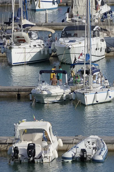 Ιταλία, Σικελία, στη Μεσόγειο θάλασσα, Marina di Ragusa? 20 Αυγούστου 2016, βάρκες και πολυτελή σκάφη στο λιμάνι - συντακτική — Φωτογραφία Αρχείου