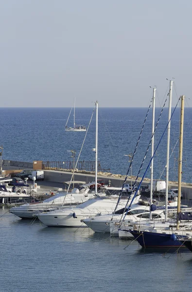 İtalya, Sicilya, Akdeniz, Marina di Ragusa; 20 Ağustos 2016, Lüks Yatlar port - Editörden — Stok fotoğraf