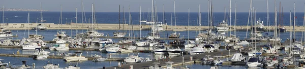 Italia, Sicilia, Mar Mediterráneo, Marina di Ragusa; 20 Agosto 2016, barcos y yates de lujo en el puerto - EDITORIAL —  Fotos de Stock