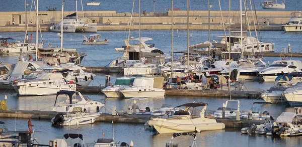 Italia, Sicilia, Mar Mediterráneo, Marina di Ragusa; 20 Agosto 2016, barcos y yates de lujo en el puerto al atardecer - EDITORIAL —  Fotos de Stock