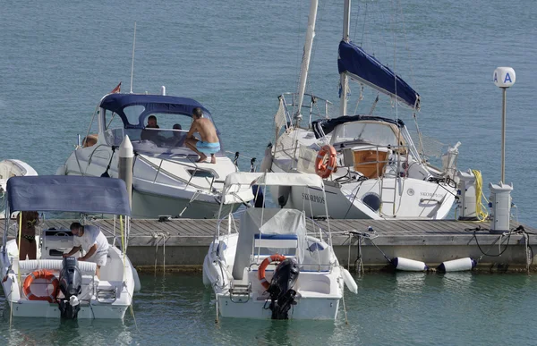 Italien, Sizilien, Mittelmeer; 21. August 2016, Menschen auf ihren Motorbooten im Hafen - Leitartikel — Stockfoto