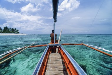 Filipinler, Balicasag Adası (Bohol), balıkçı üzerinde onun banca (yerel ahşap balıkçı teknesi) - Film tarama