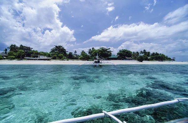 FILIPINAS, Isla Balicasag (Bohol), vista de bancas (barco pesquero local de madera) y la costa de la isla - SCAN DE PELÍCULA —  Fotos de Stock