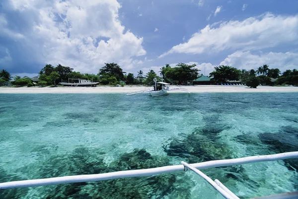 Filipíny, ostrov Balicasag (Bohol), pohled na Banca (místní dřevěný rybářský člun) a pobřeží ostrova-film Scan — Stock fotografie