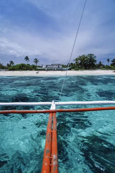 Filipinler, Balicasag Adası (Bohol), bir banca görünümü (yerel ahşap balıkçı teknesi) ve ada kıyı şeridi - Film Tarama — Stok fotoğraf
