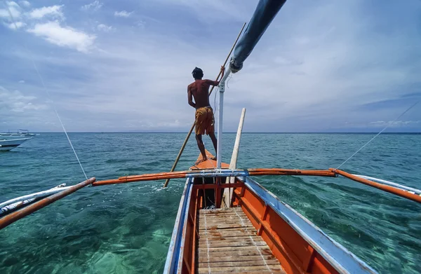 Filipinler, Balicasag Adası (Bohol), balıkçı üzerinde onun banca (yerel ahşap balıkçı teknesi) - Film tarama — Stok fotoğraf